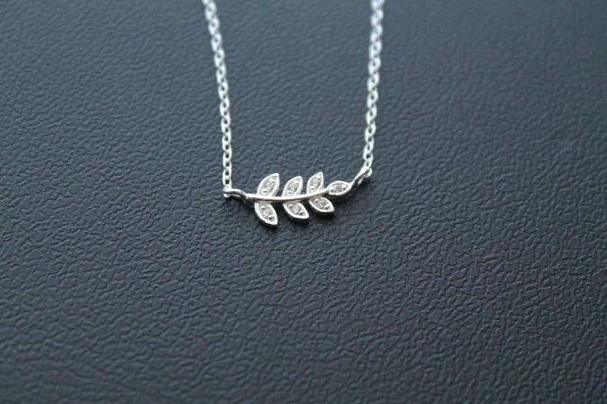 Collar Hojas de Plata con Zirconia Cúbica