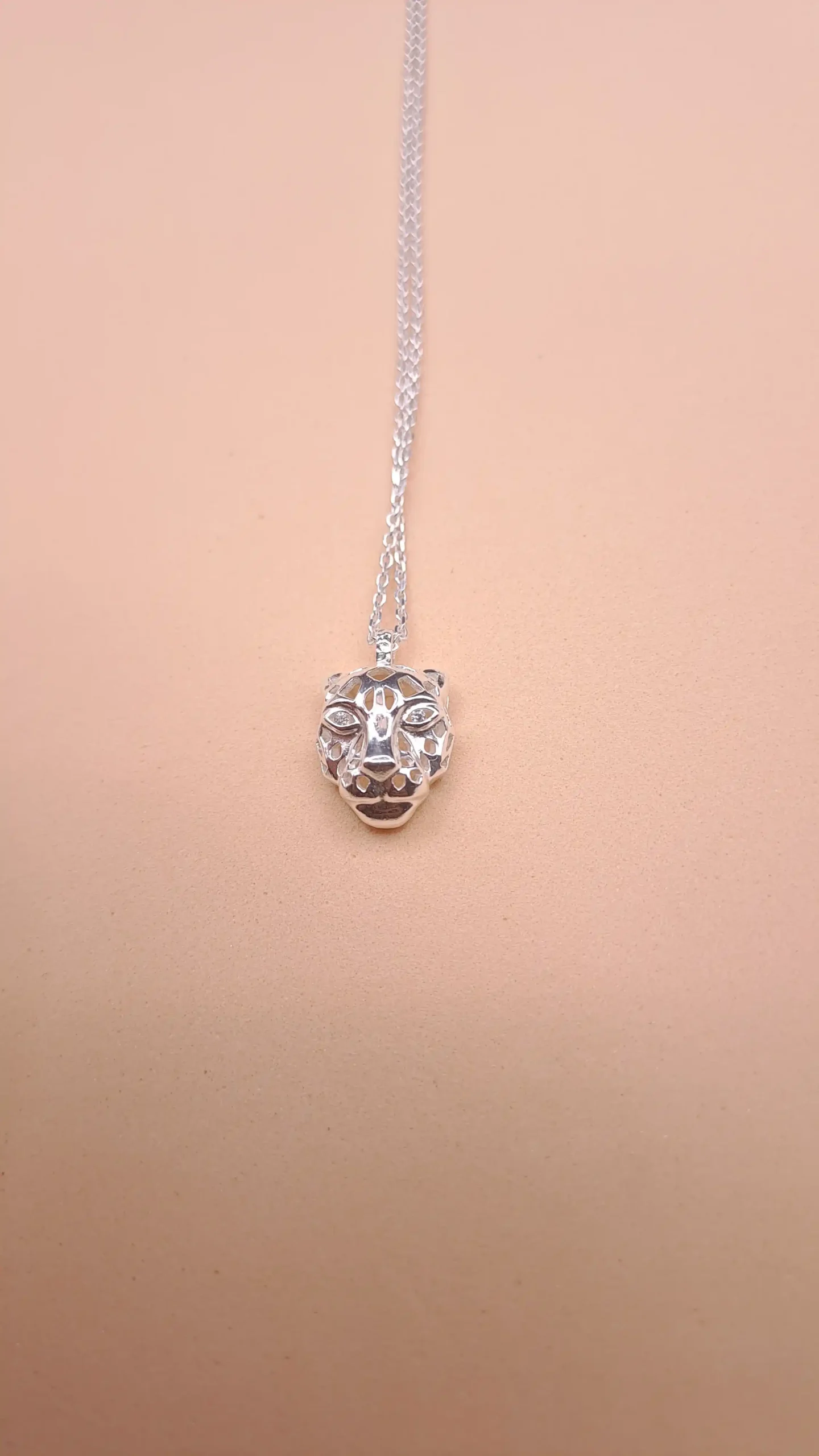 collar de tigre con calado geométrico y circonitas en los ojos