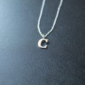 Collar con letra C en plata de ley 925 con cadena fina de 45 cm