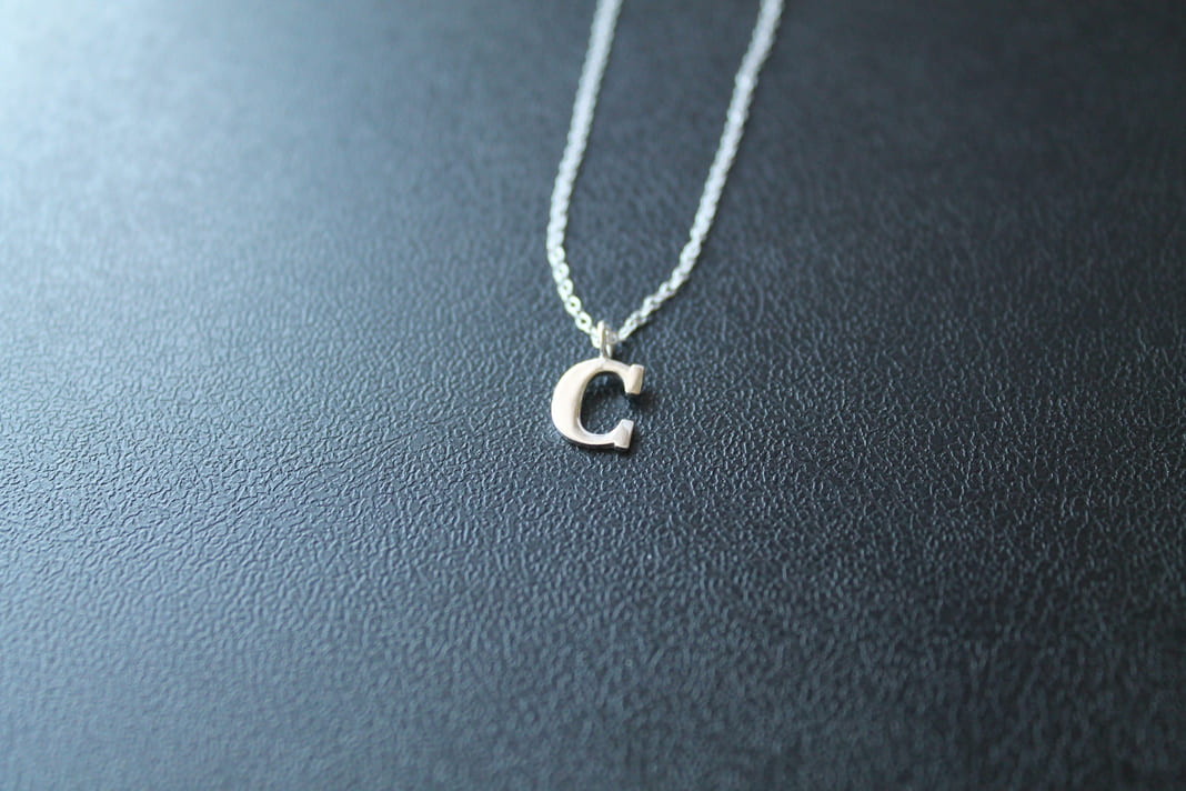 Collar con letra C en plata de ley 925 con cadena fina de 45 cm