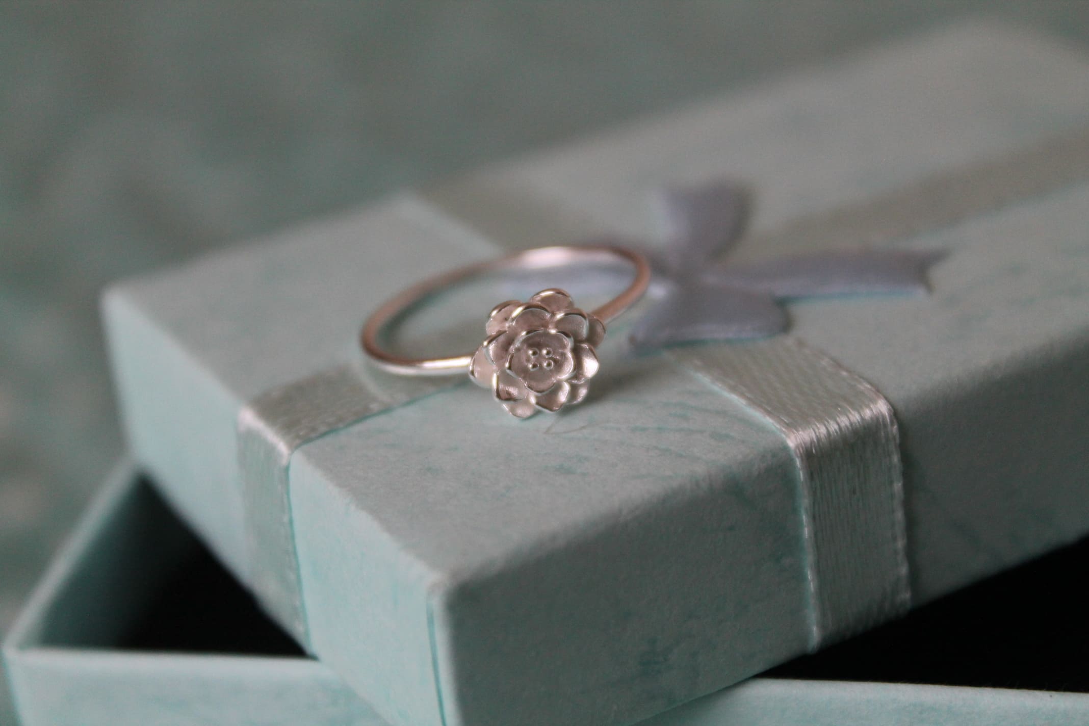Anillo Flor de Plata con Zirconia Cúbica - Imagen 2