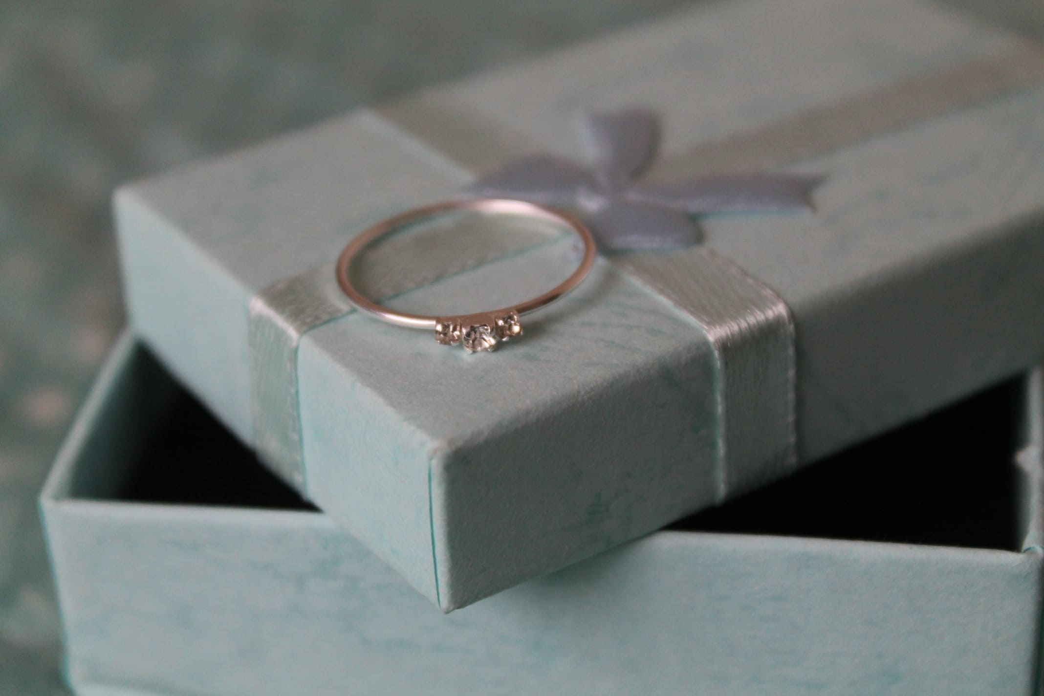 Anillo Redondo de Plata con Zirconia Cúbica - Imagen 2