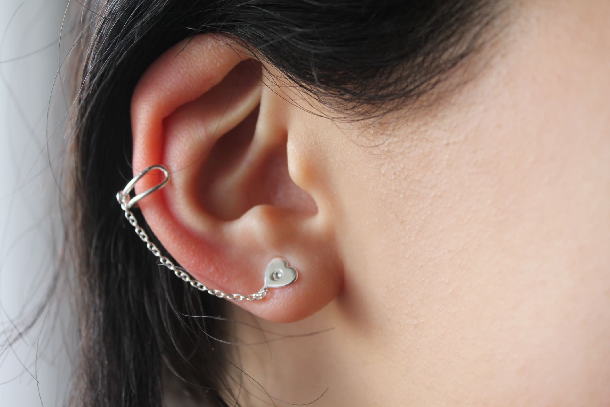 Arete de corazón plateado y ear cuff liso con cristal y cadena colgante