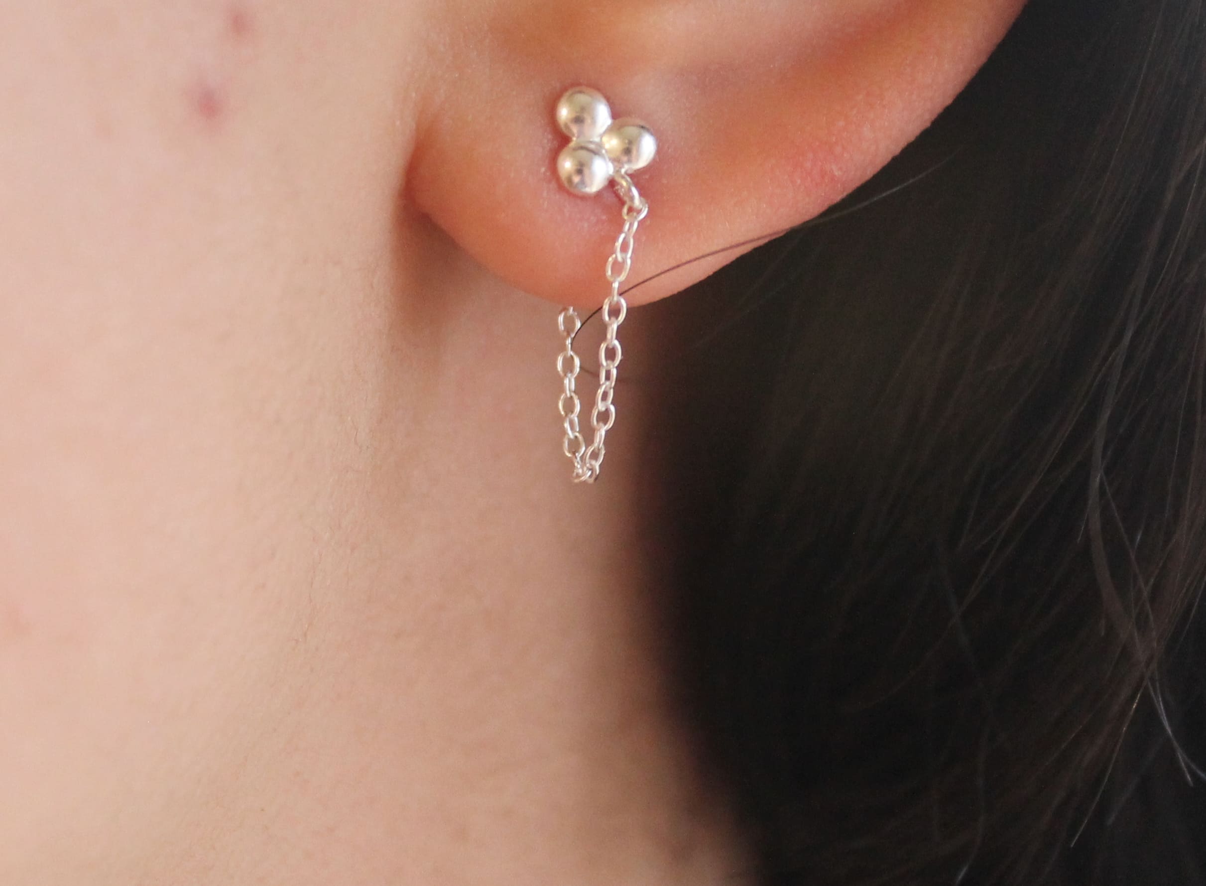 Arete geométrico plateado con cadena colgante