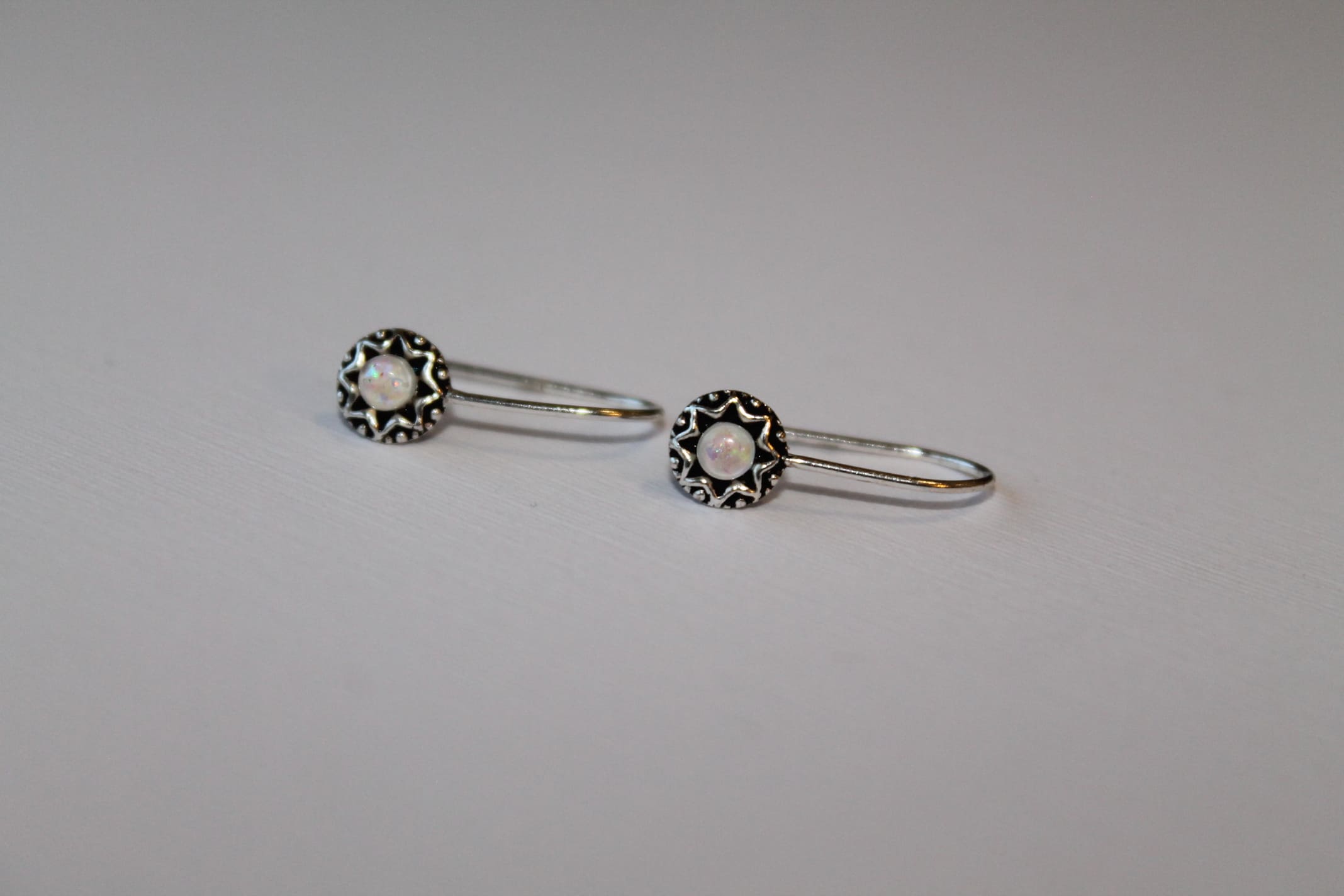 Aretes de Plata Oxidada con Ópalo Sintético - Imagen 2