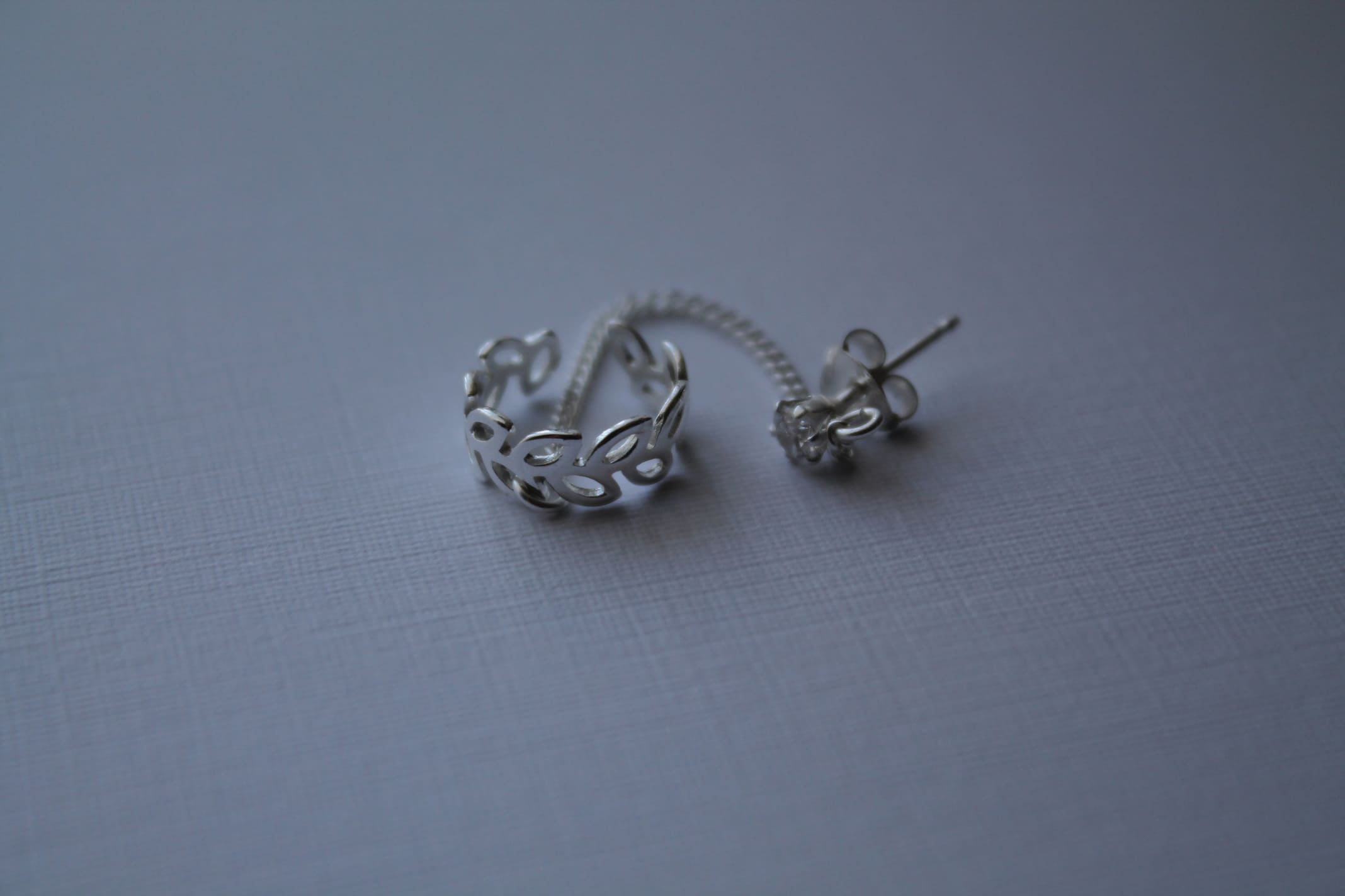 Cuff de Plata con Zirconia Cúbica y Cadena Colgante con Hojas - Imagen 2