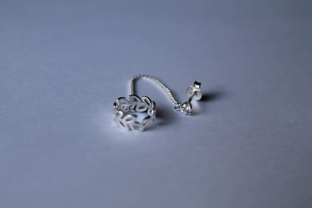 Cuff de Plata con Zirconia Cúbica y Cadena Colgante con Hojas - Imagen 3