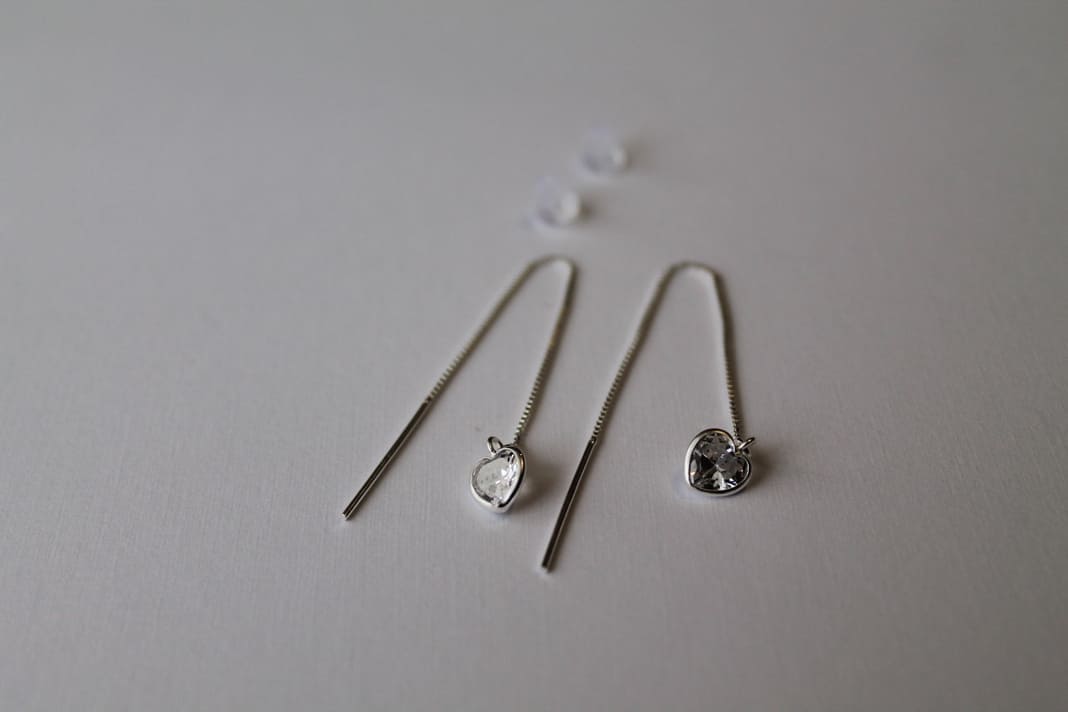 Pendiente de corazón de hilo de plata con circonita cúbica - Imagen 2