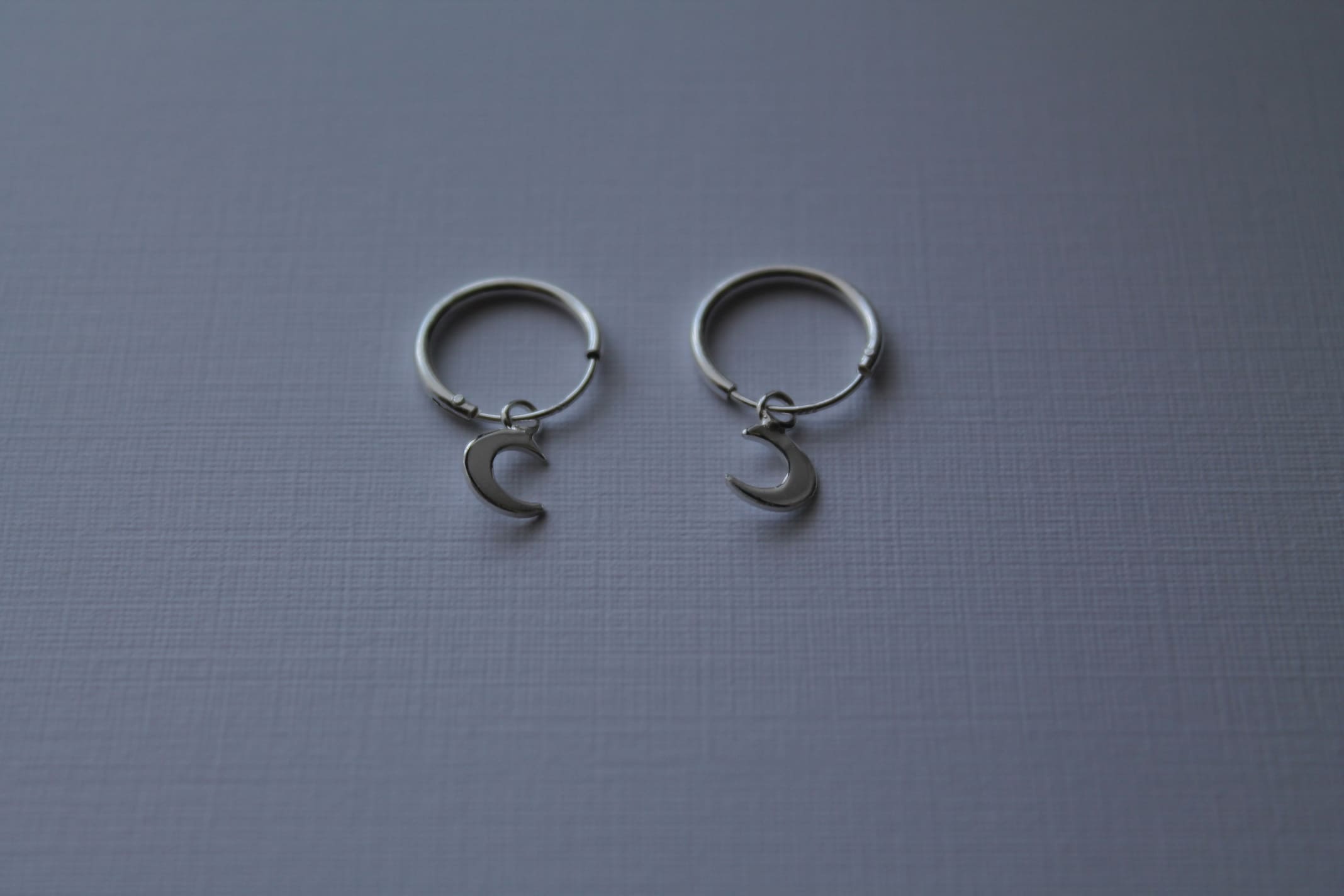 Pendientes de aro de plata con luna colgante