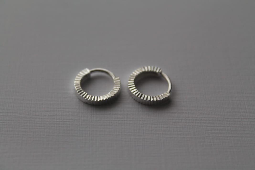 Pendientes de aros Huggies de plata con corte de diamante - Imagen 2