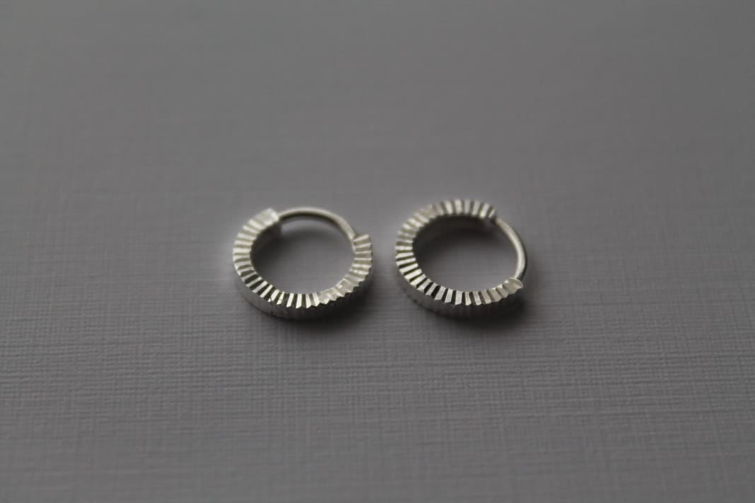 Pendientes de aros Huggies de plata con corte de diamante