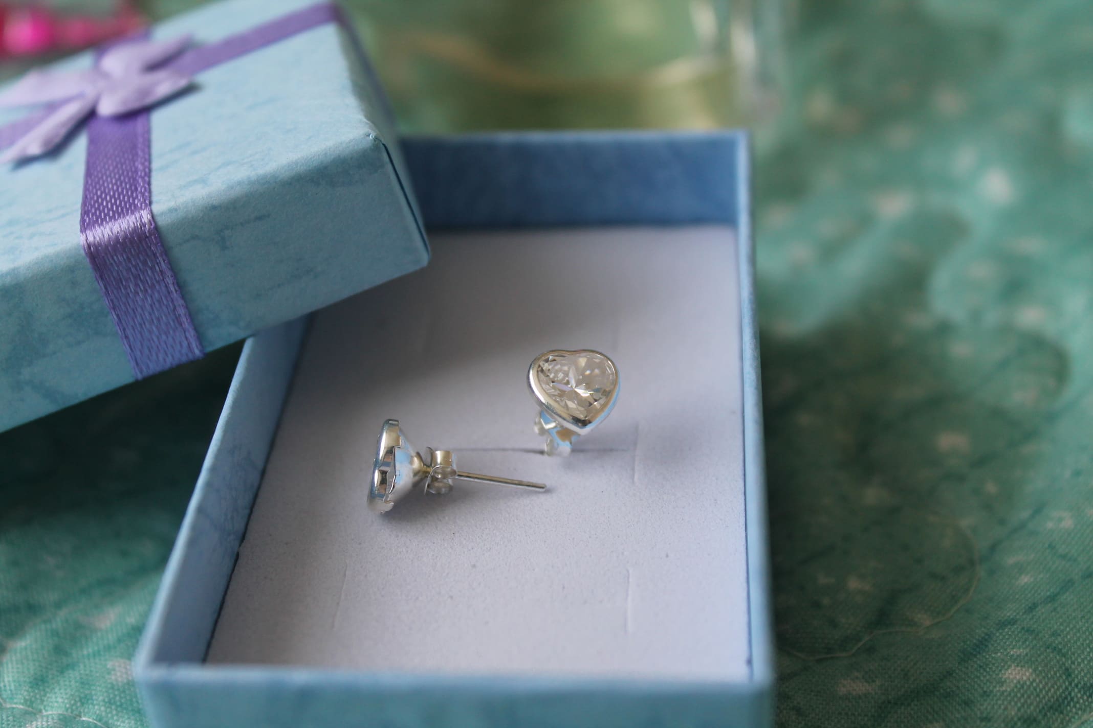 Aro de corazón de plata con cristal transparente