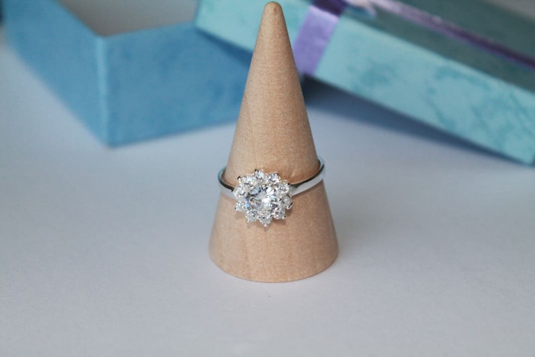 Anillo de Flor de Plata con Circonita - Imagen 2
