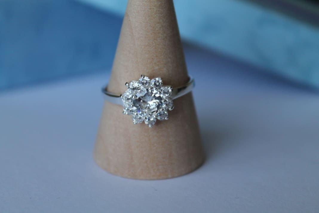 Anillo de flor en plata de ley 925 con circonitas cúbicas