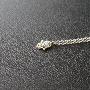 Collar Hamsa de Plata con Ópalo Sintético