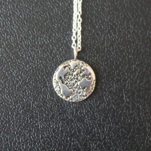 Collar mundo en plata de ley 925 con acabado oxidado y cadena de 45 cm