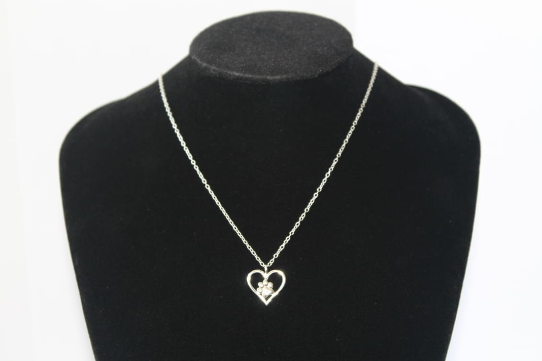 Collar de Plata con Estampado de Patas y Corazón y Circonitas - Imagen 2