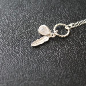 Collar de plumas de plata 925 con circonita cúbica y acabado chapado en plata