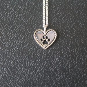 Collar de plata con estampado de patas y corazón