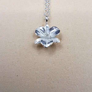 Collar de flor de plata 925 con pétalos en volumen y textura realista