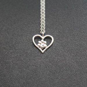 Collar de Plata con Estampado de Patas y Corazón y Circonitas
