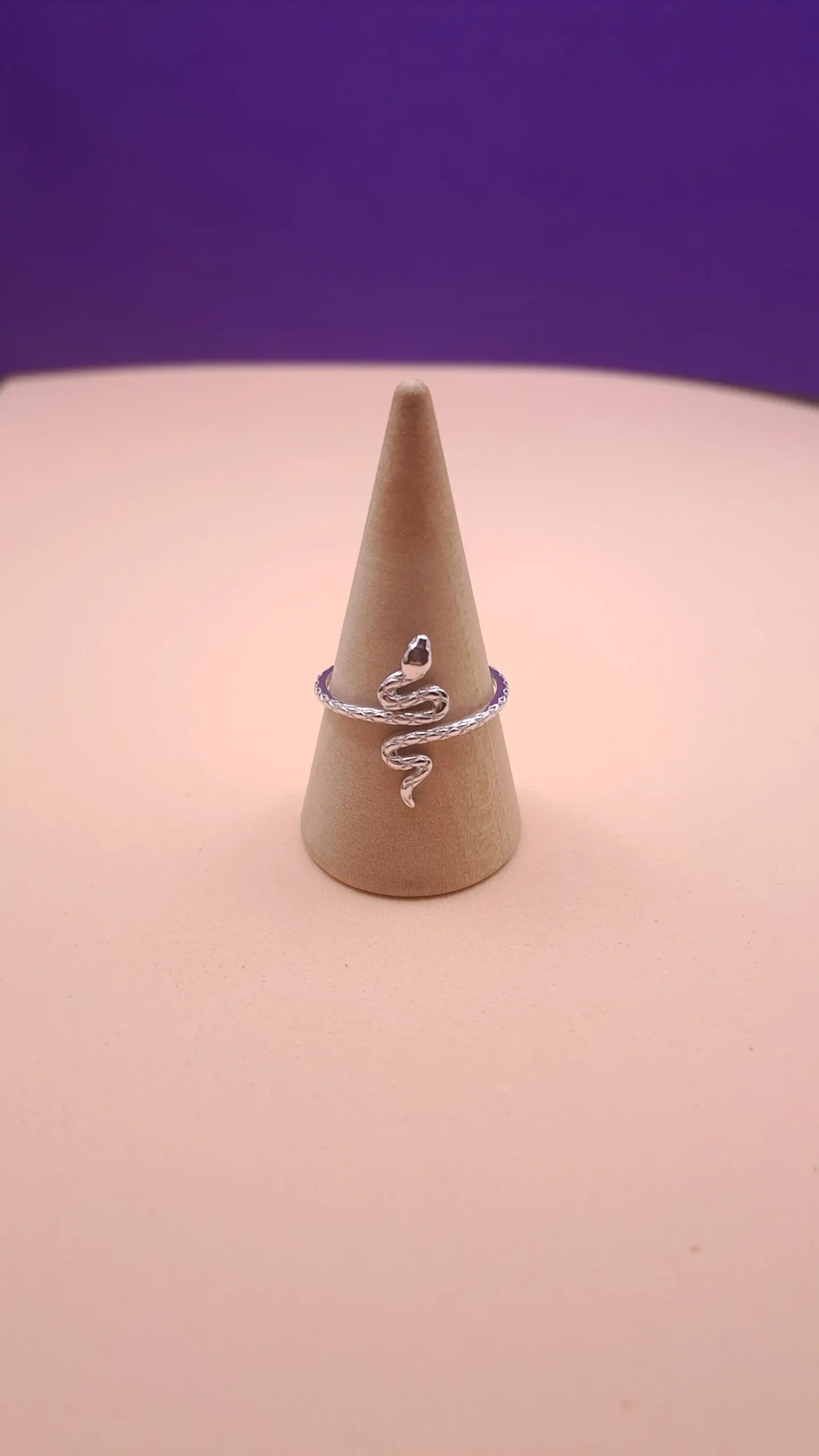Anillo envolvente de serpiente en plata con acabado de rodio