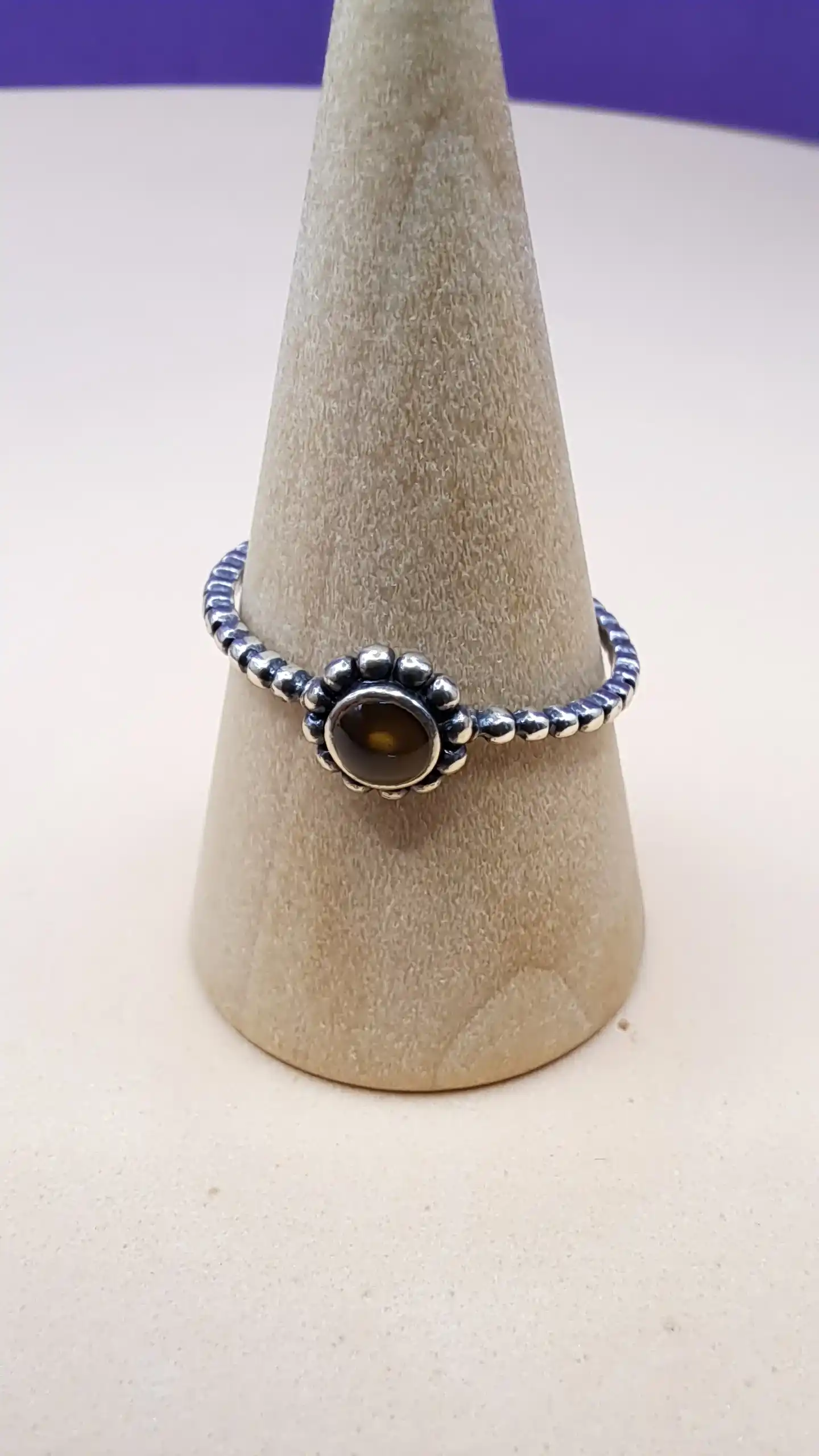 Anillo de humor de plata con piedra termocromática en marco de esferitas