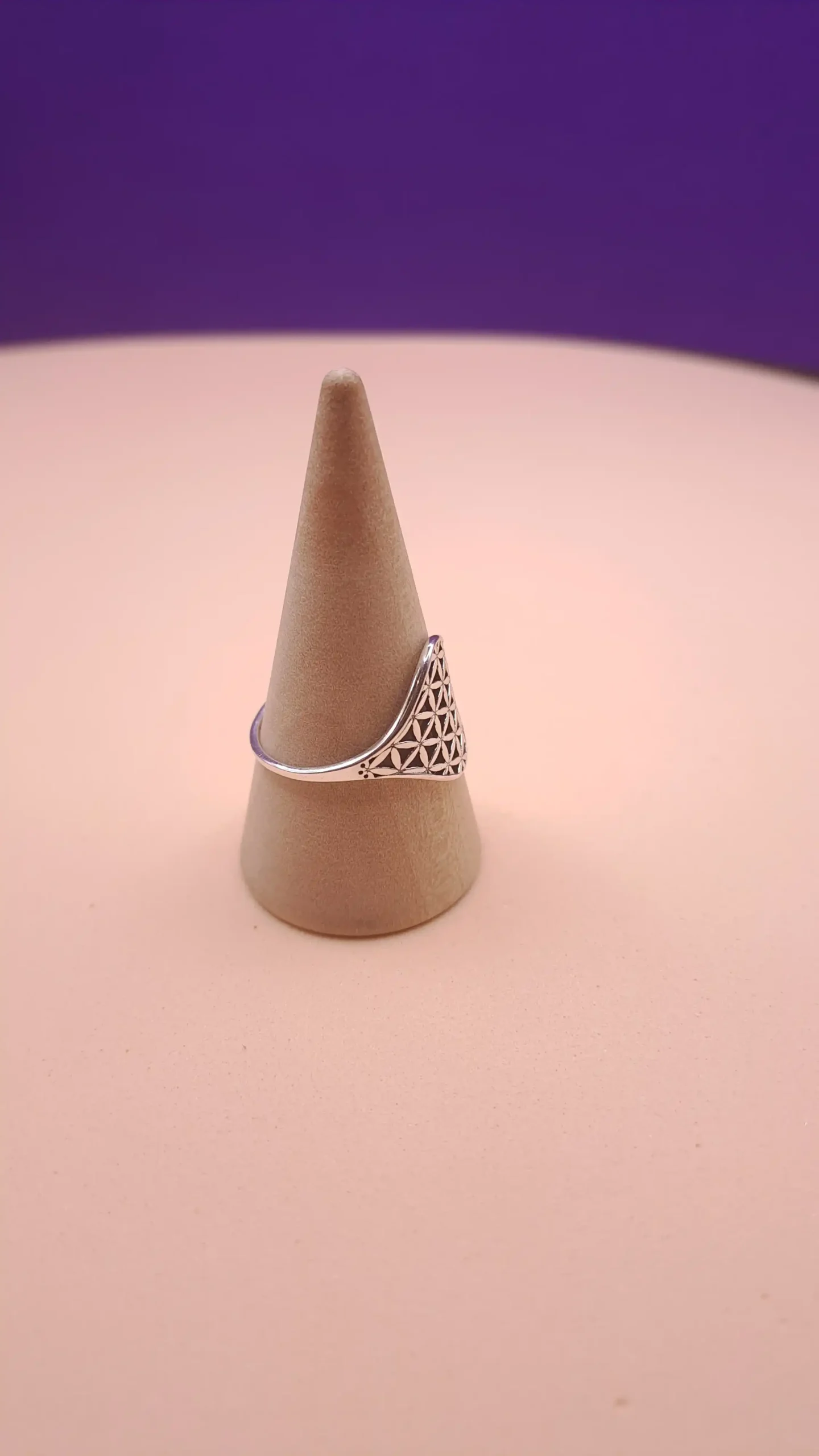 Anillo de plata oxidada con símbolo flor de la vida grabado