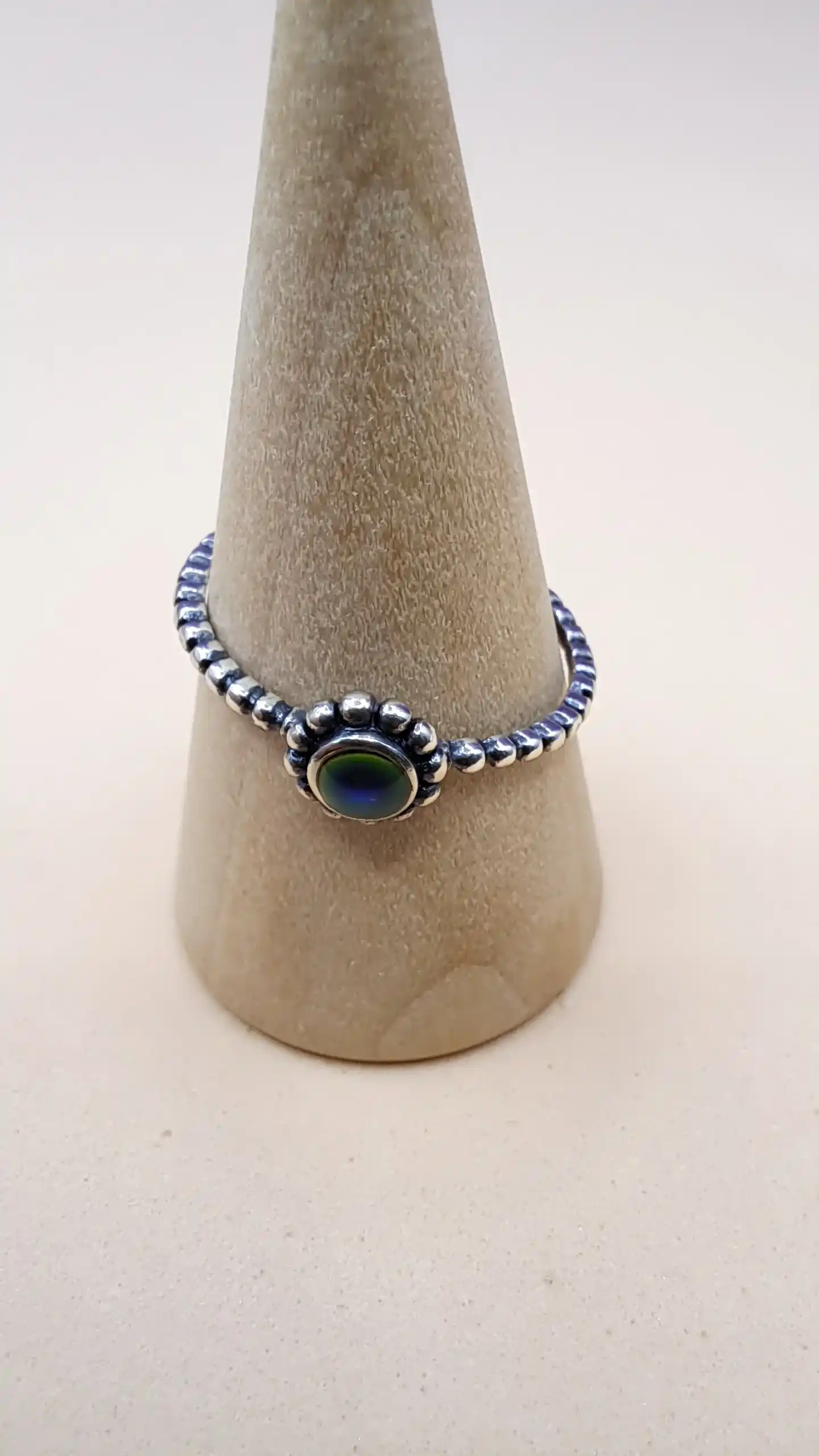 Anillo fino de plata de ley que cambia de color según la temperatura