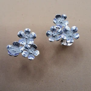 Aros de flores de plata 925 con racimo de tres flores texturizadas