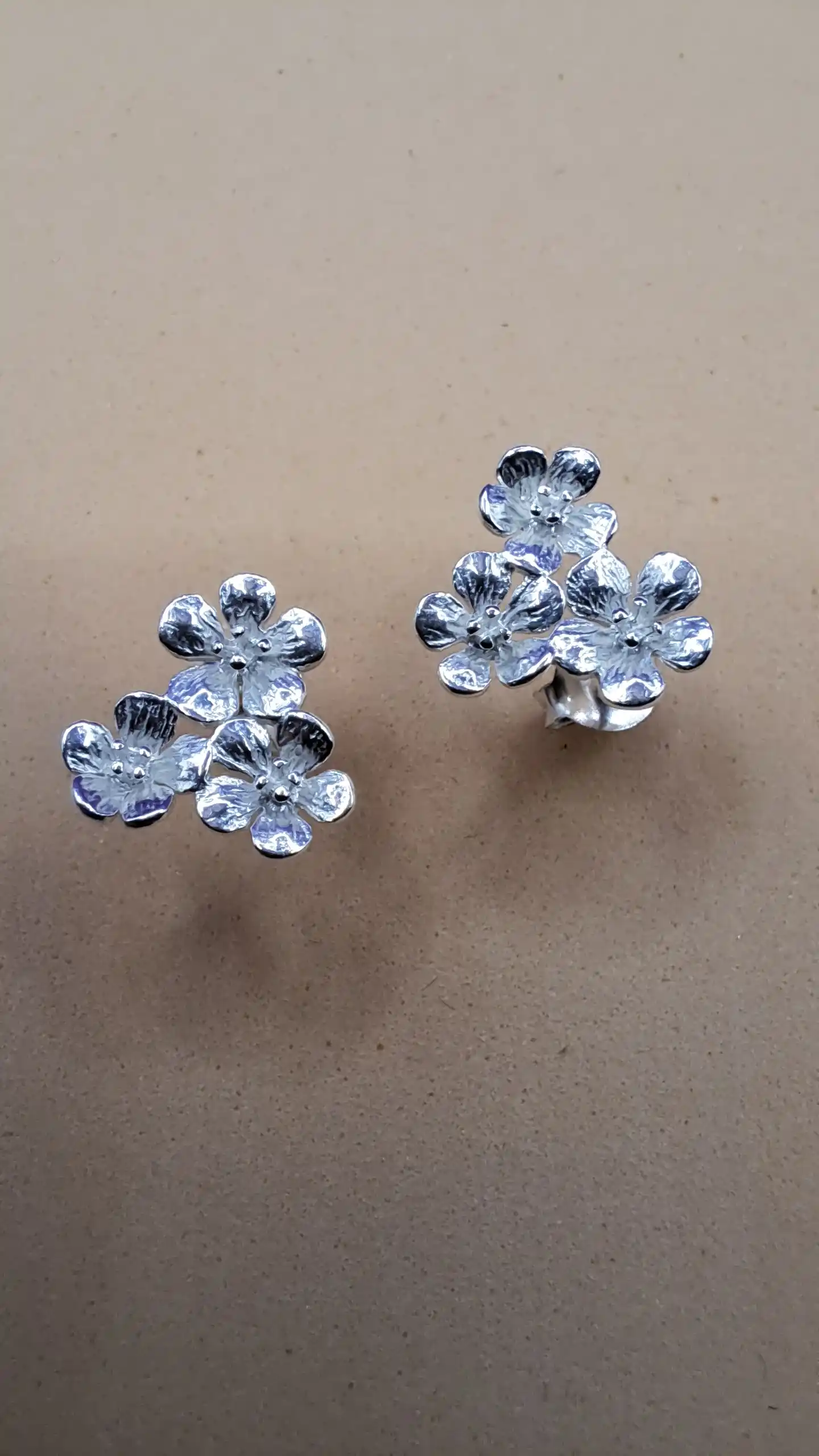 Aros de flores de plata 925 con racimo de tres flores texturizadas