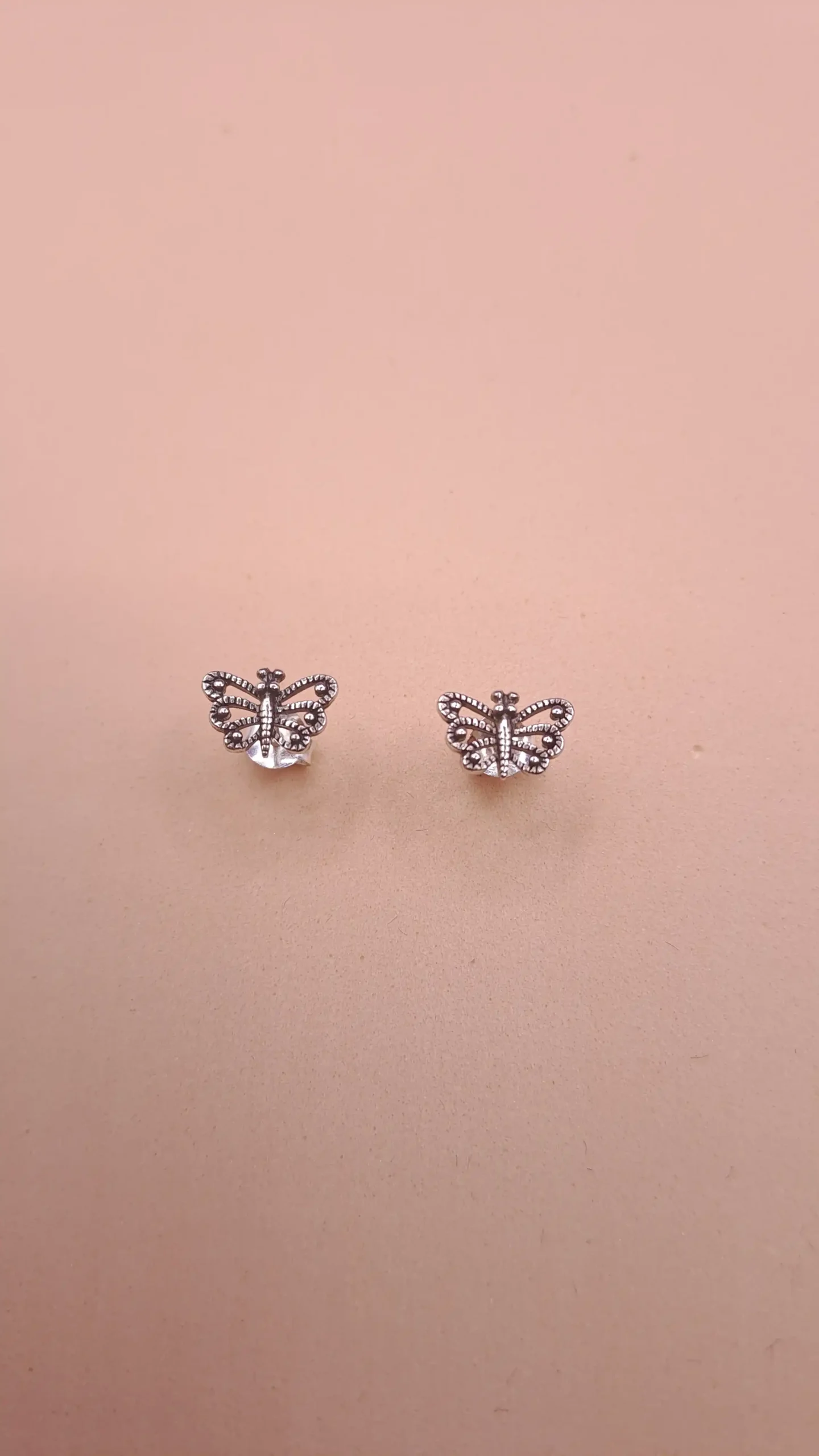 Aros de botón de plata con mariposas caladas de 9 mm