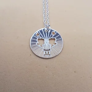 Collar de Géminis en plata de ley 925 cortado a láser con forma de medallón con los gemelos