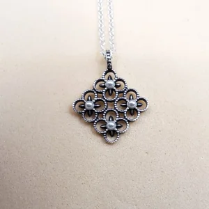 Collar de flores con perlas en plata 925, rombo de cuatro flores caladas