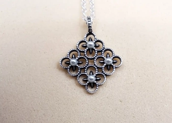 Collar de flores con perlas