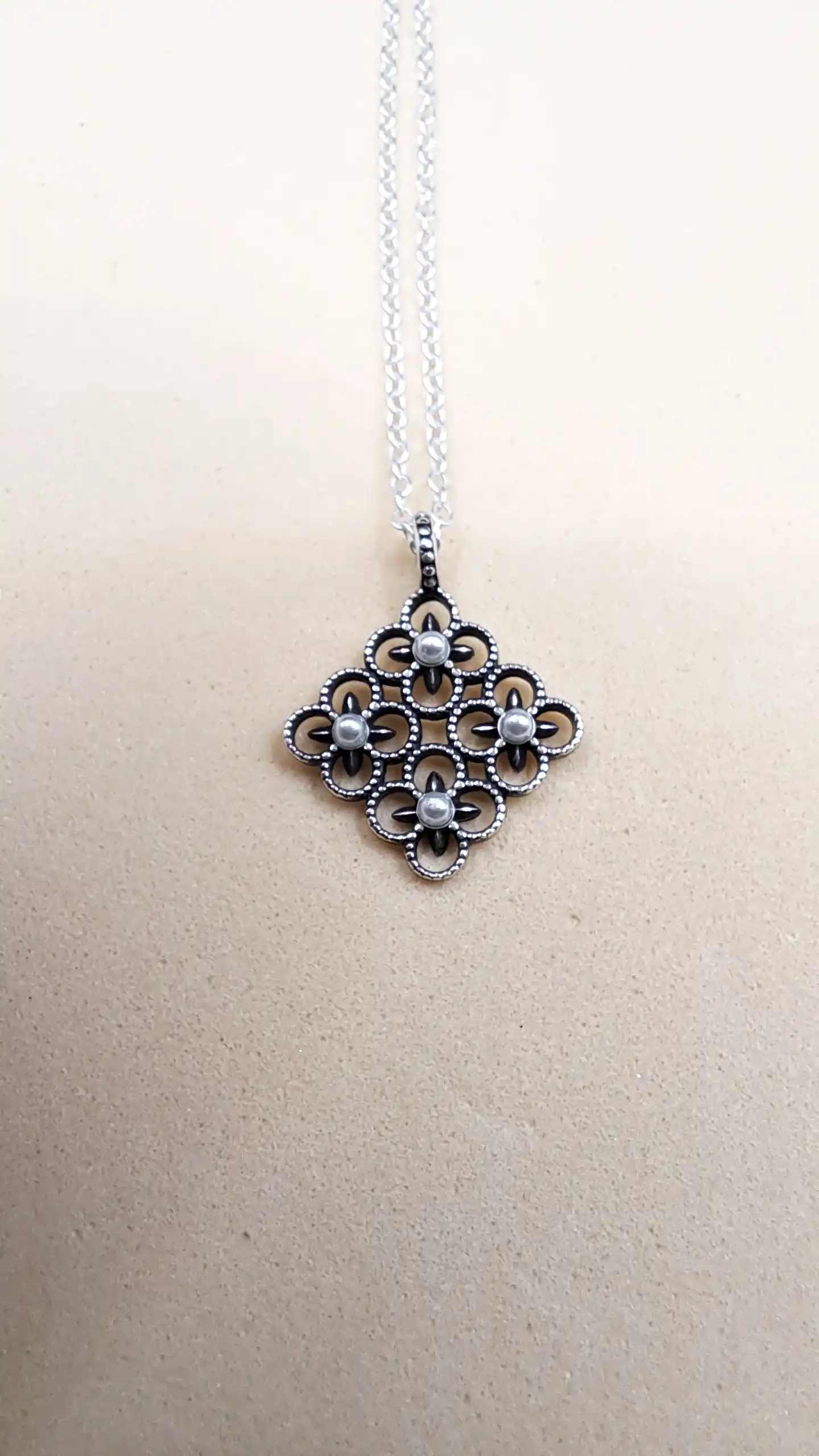 Collar de flores con perlas en plata 925, rombo de cuatro flores caladas