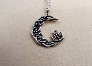 Collar de luna y trébol