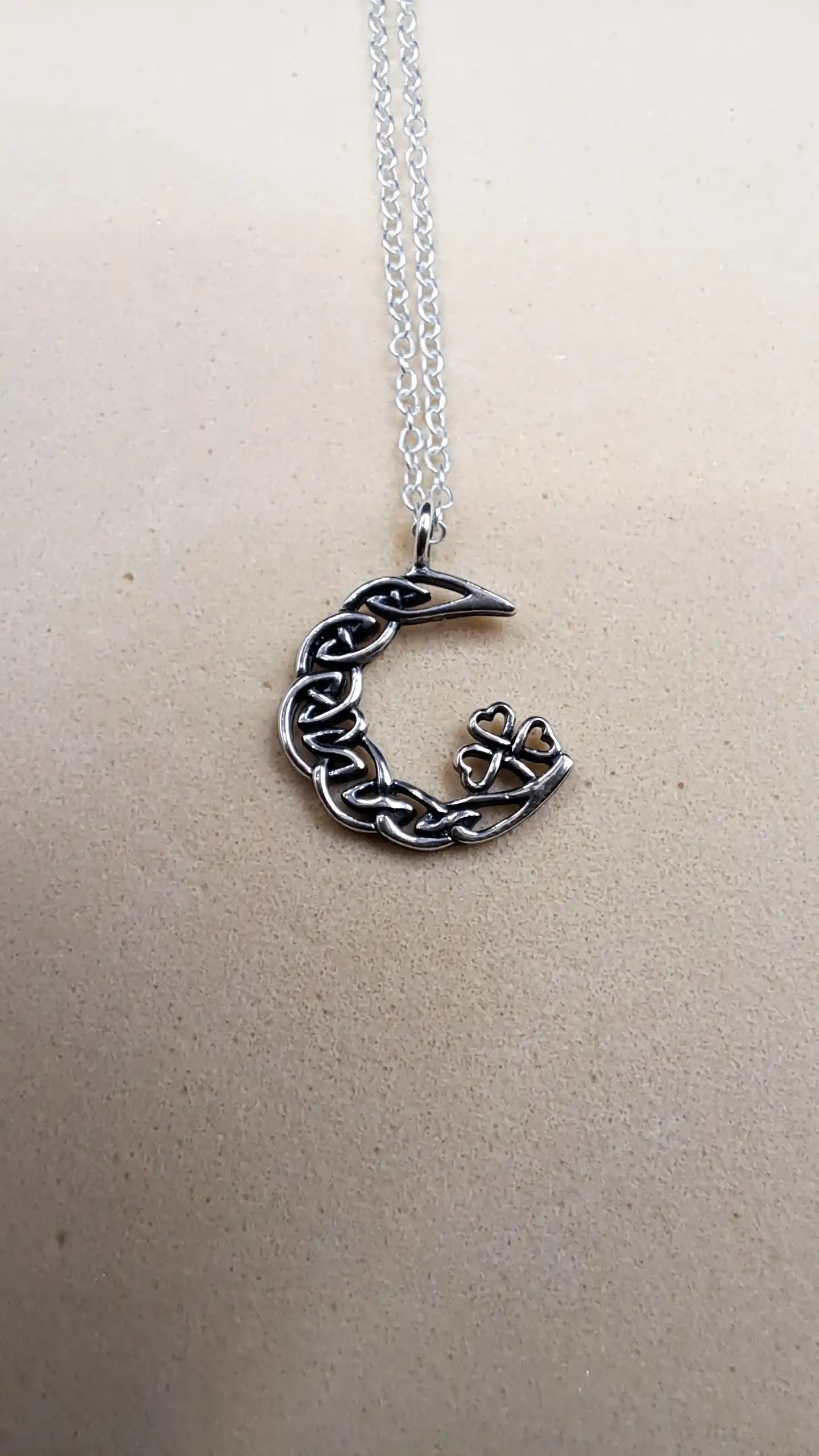 Collar de luna y trébol celta de plata 925 con nudos entrelazados