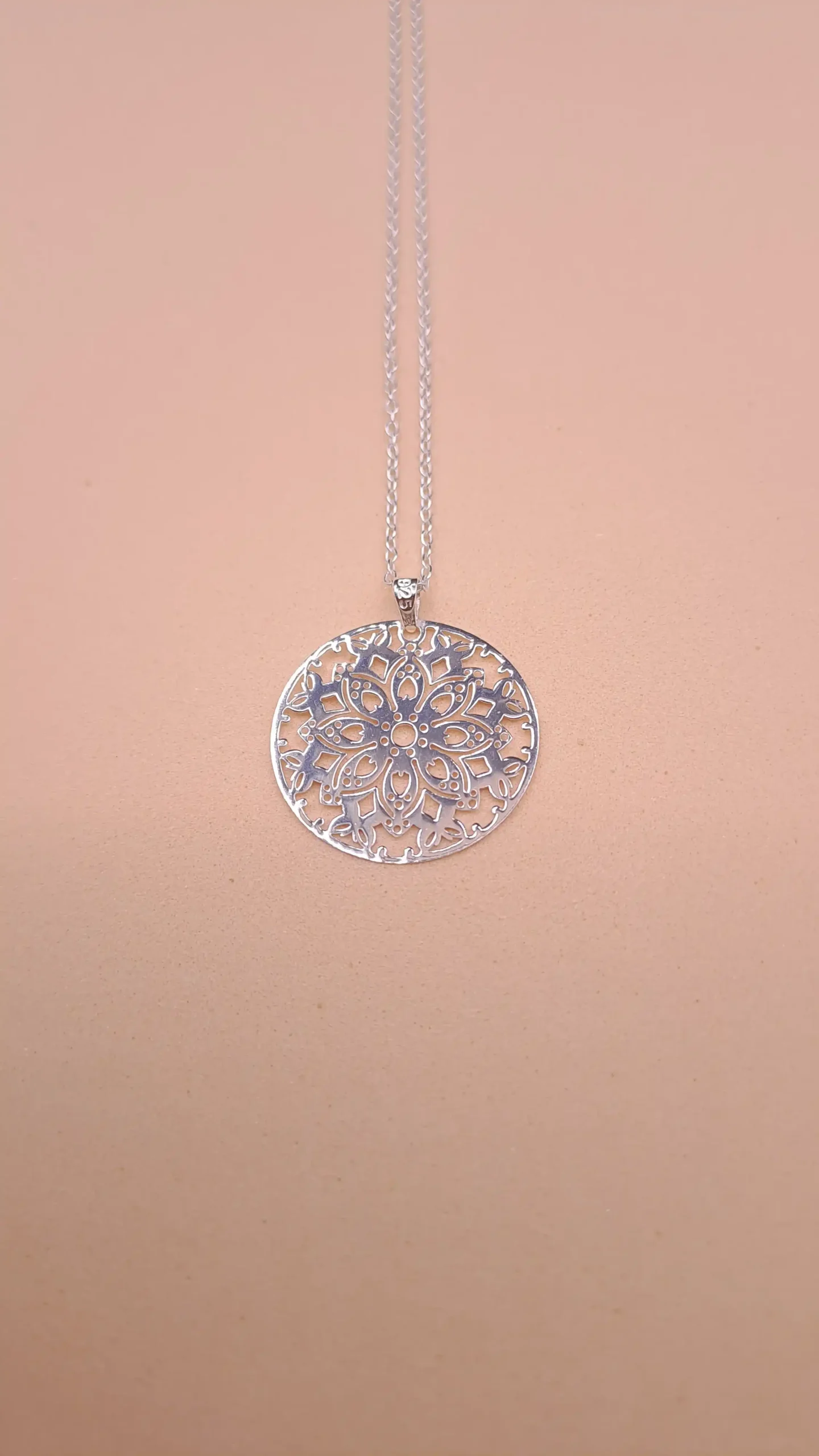 Collar mandala de plata con flor central y motivos geométricos calados