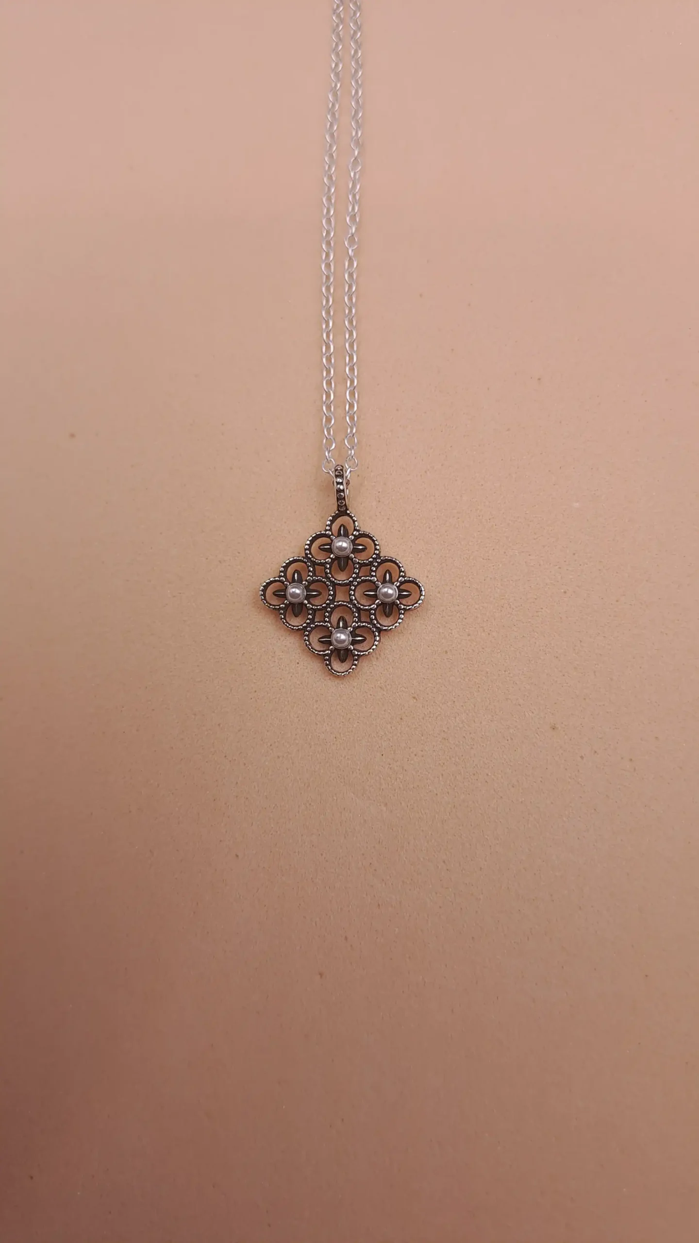 Collar de flores con perlas - Imagen 2