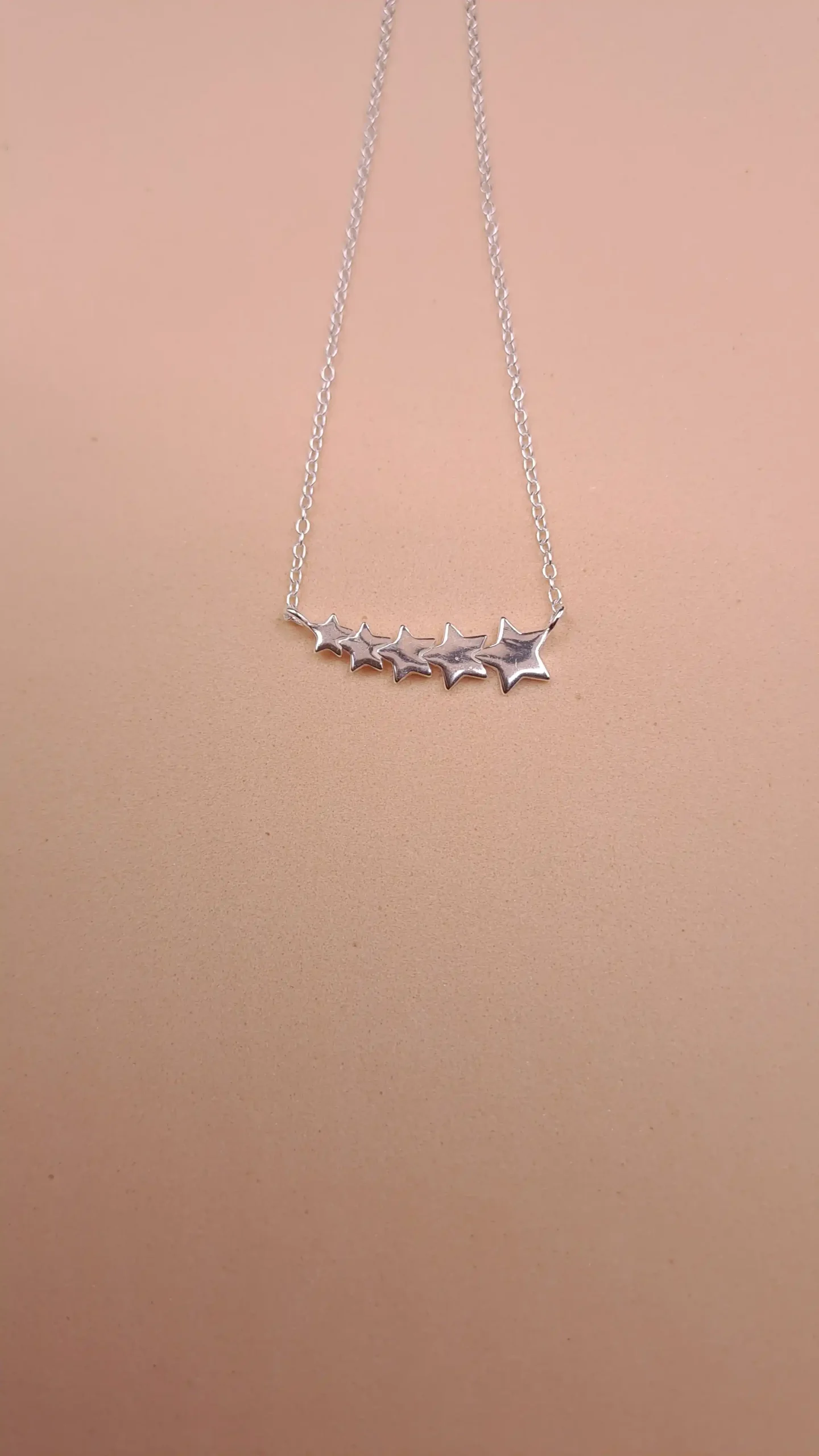 collar de estrellas de platas crecientes en fila