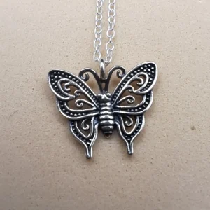 Collar de mariposa de plata 925 con alas de filigrana y acabado oxidado
