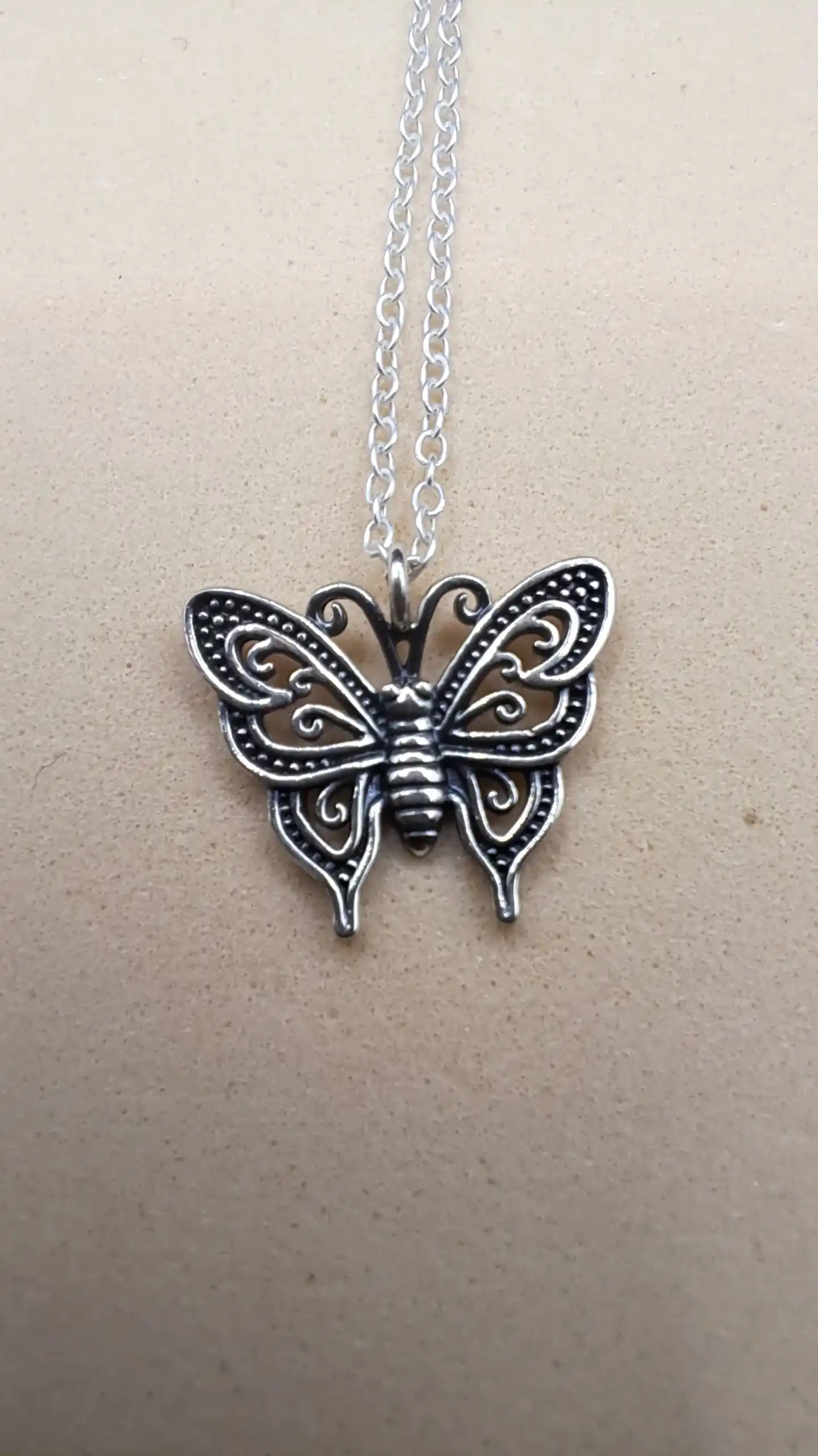 Collar de mariposa de plata 925 con alas de filigrana y acabado oxidado