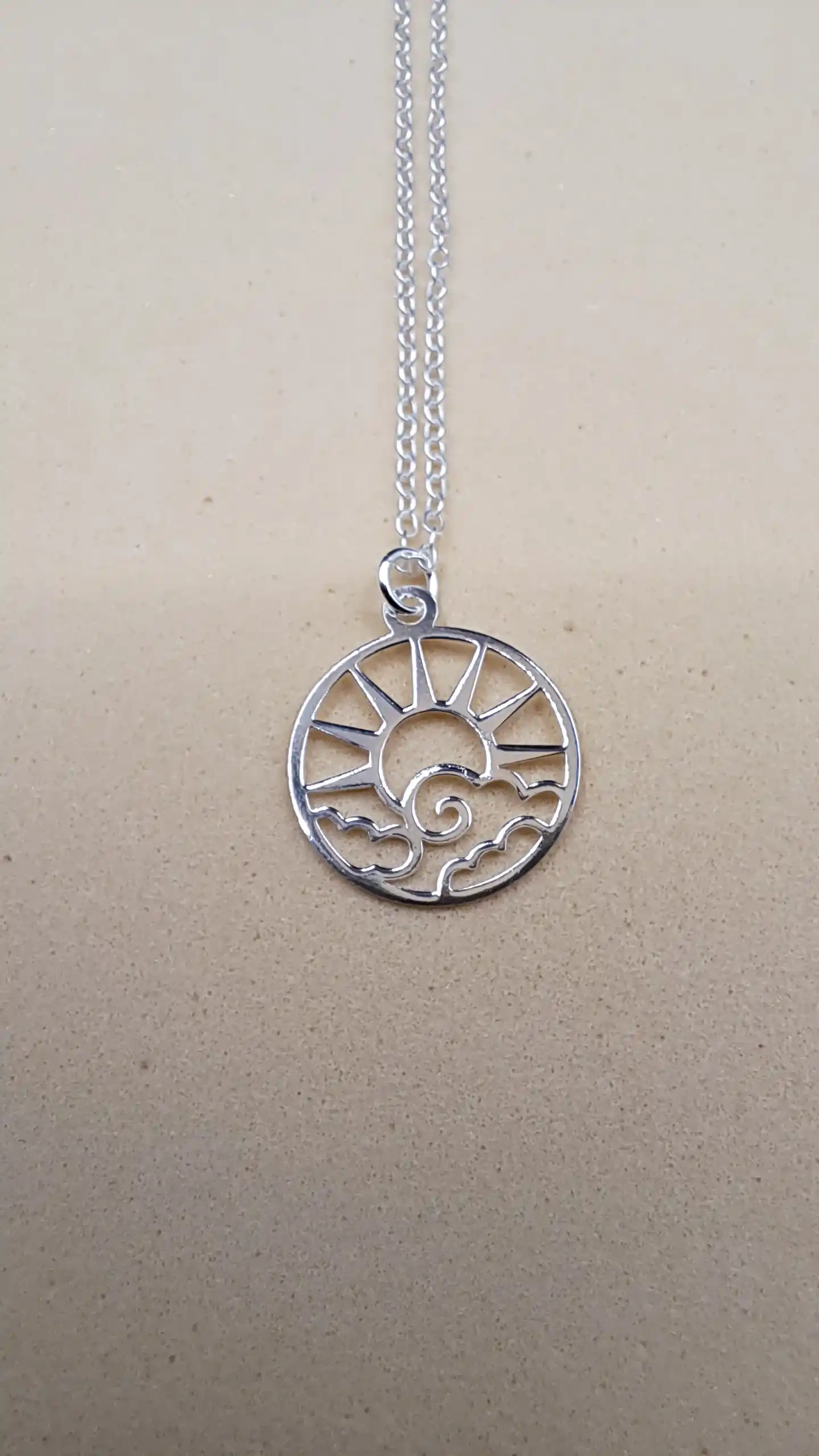 Collar de nube con sol de plata 925, medallón calado de 13 mm