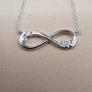Collar infinito de plata 925 con palabras you y me integradas